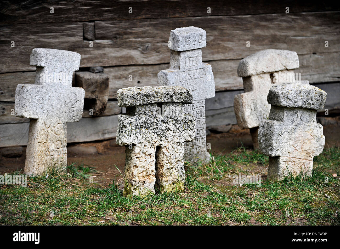 Cinco capeado antiguas cruces de piedra Foto de stock