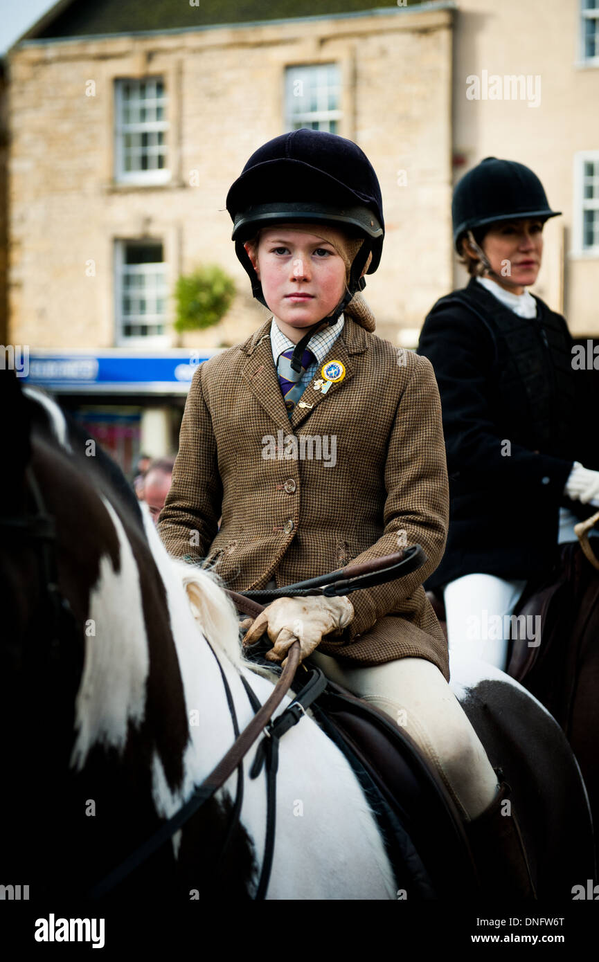 Chica en marcha montando a caballo (10,11,12) antes de tomar parte en el Heythrop Hunt en el Boxing Day Hunt, Chipping Norton, Oxfordshire, Foto de stock