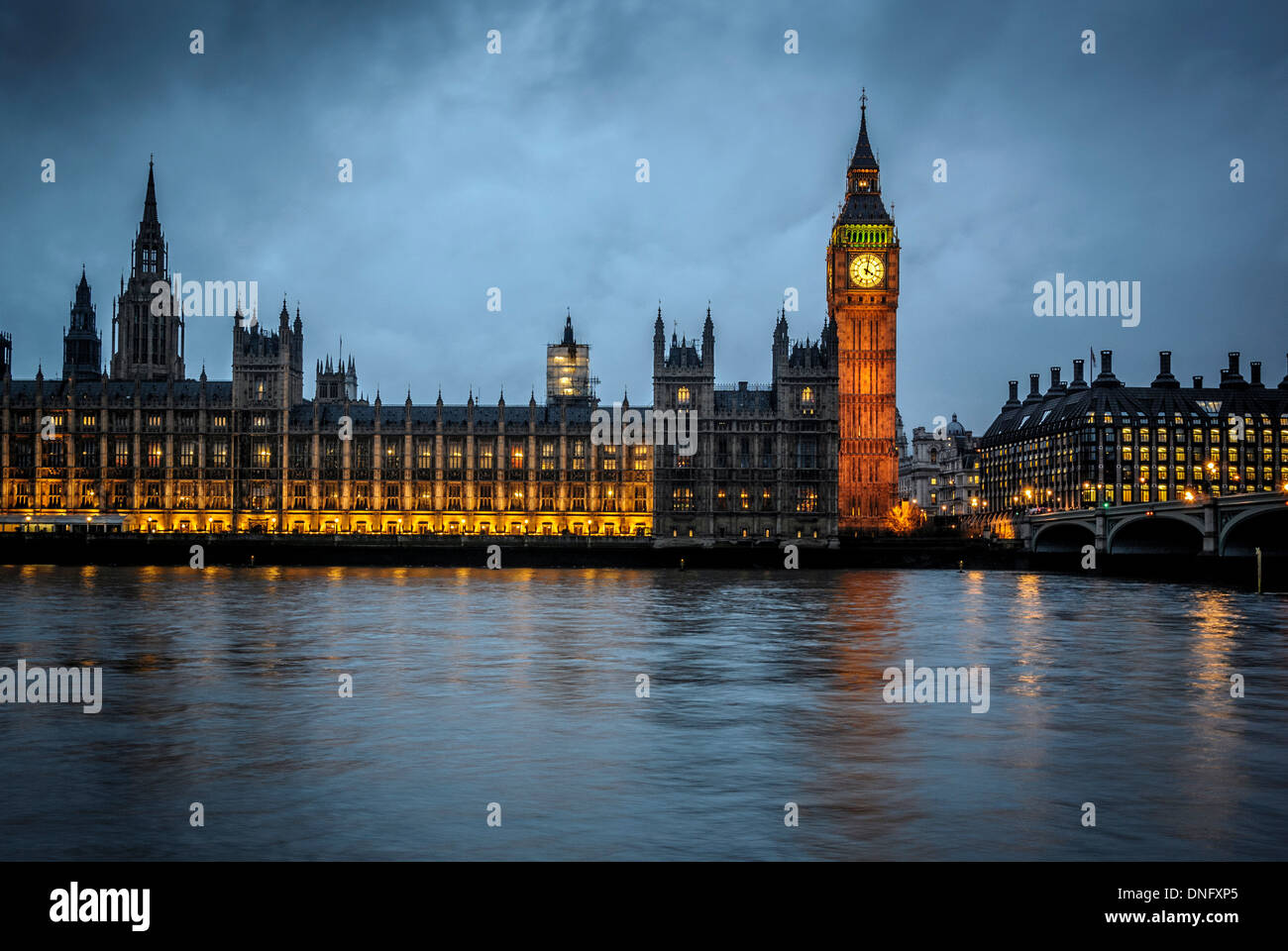 Big Ben y Casas del Parlamento al atardecer, Westminster, Londres. Foto de stock