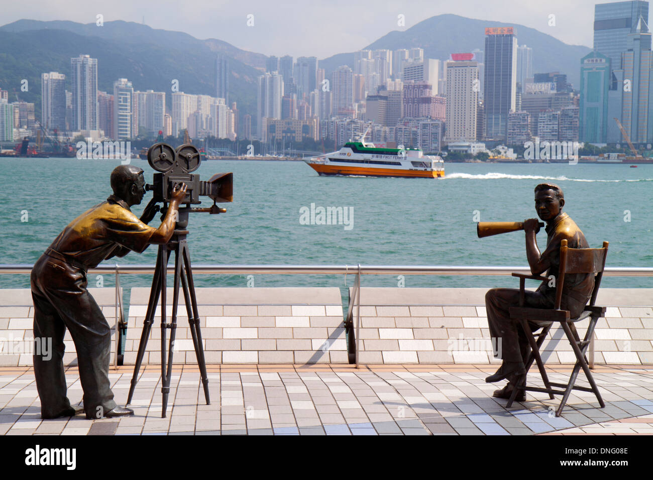 Hong Kong China,HK,Asia,China,Oriental,Kowloon,Tsim Sha Tsui,Avenida de las Estrellas,Victoria Harbour,puerto,paseo marítimo,estatuas de bronce,película d Foto de stock