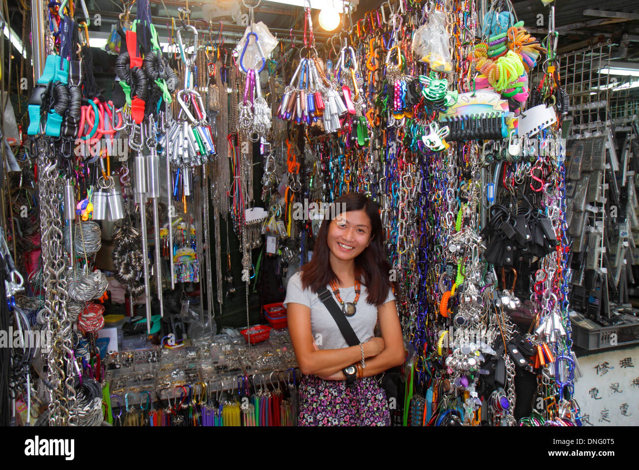 Hong Kong China,HK,Chinese,Kowloon,Sham Shui Po,Pei Ho Street,mercado,puestos,stand,stands,vendedor,vendedores,venta de stall,compra de shopping shopping shopping sh Foto de stock