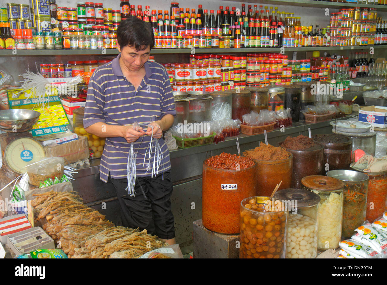 Hong Kong China,HK,Asia,China,Oriental,Kowloon,Sham Shui Po,shopping shopper shopping shopping shopping shops mercado mercados mercado compra venta,venta al por menor st Foto de stock