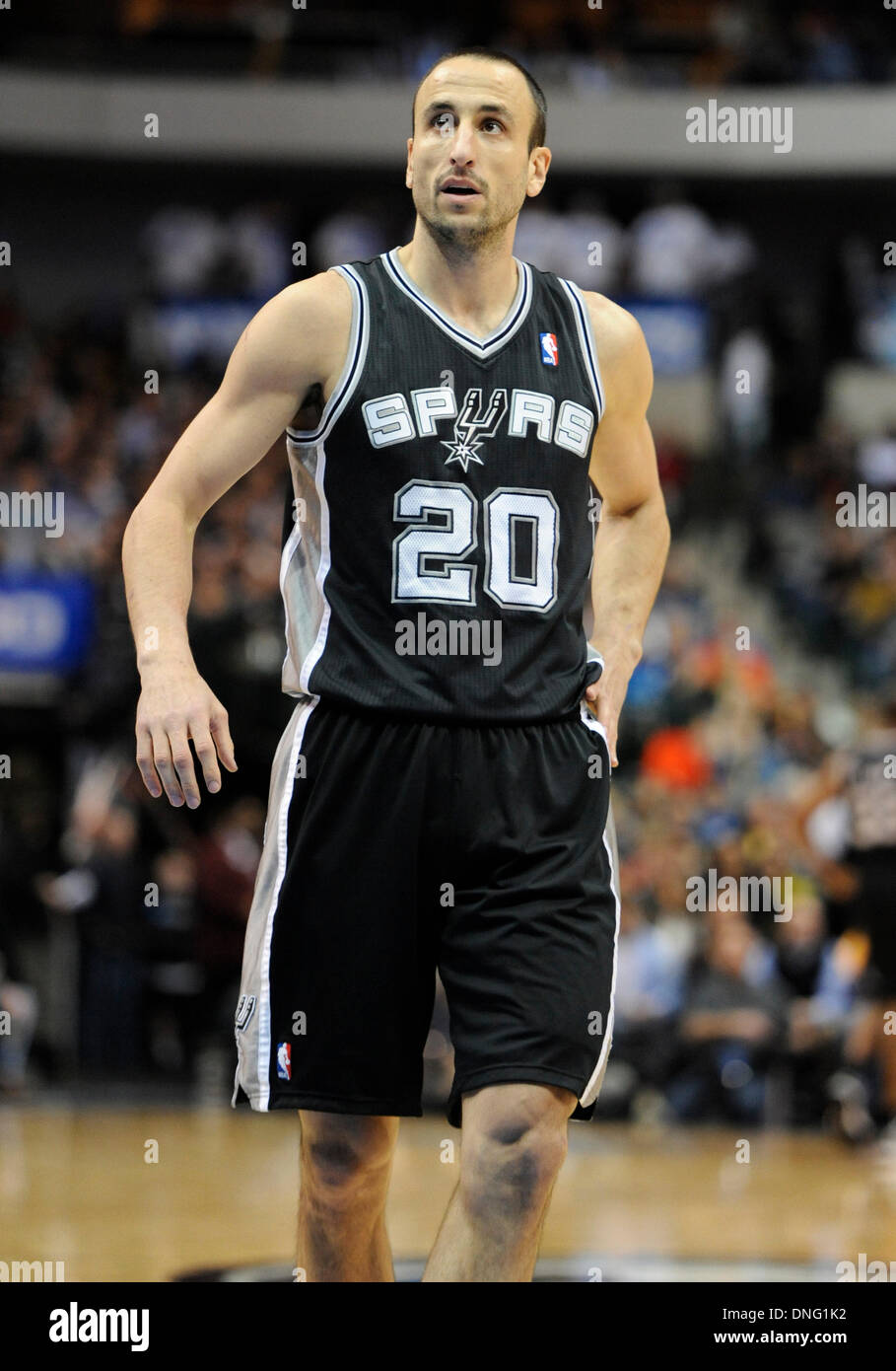 Diciembre 26, 2013: San Antonio Spurs anotador Manu Ginobili #20 durante un  partido de la NBA entre San Antonio Spurs y Dallas Mavericks en el American  Airlines Center en Dallas, TX San
