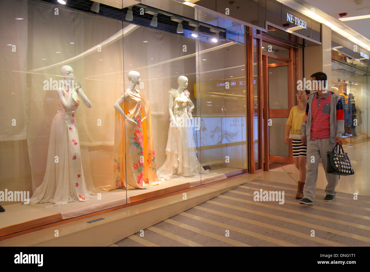 Tienda de ropa china fotografías e imágenes de alta resolución - Página 7 -  Alamy