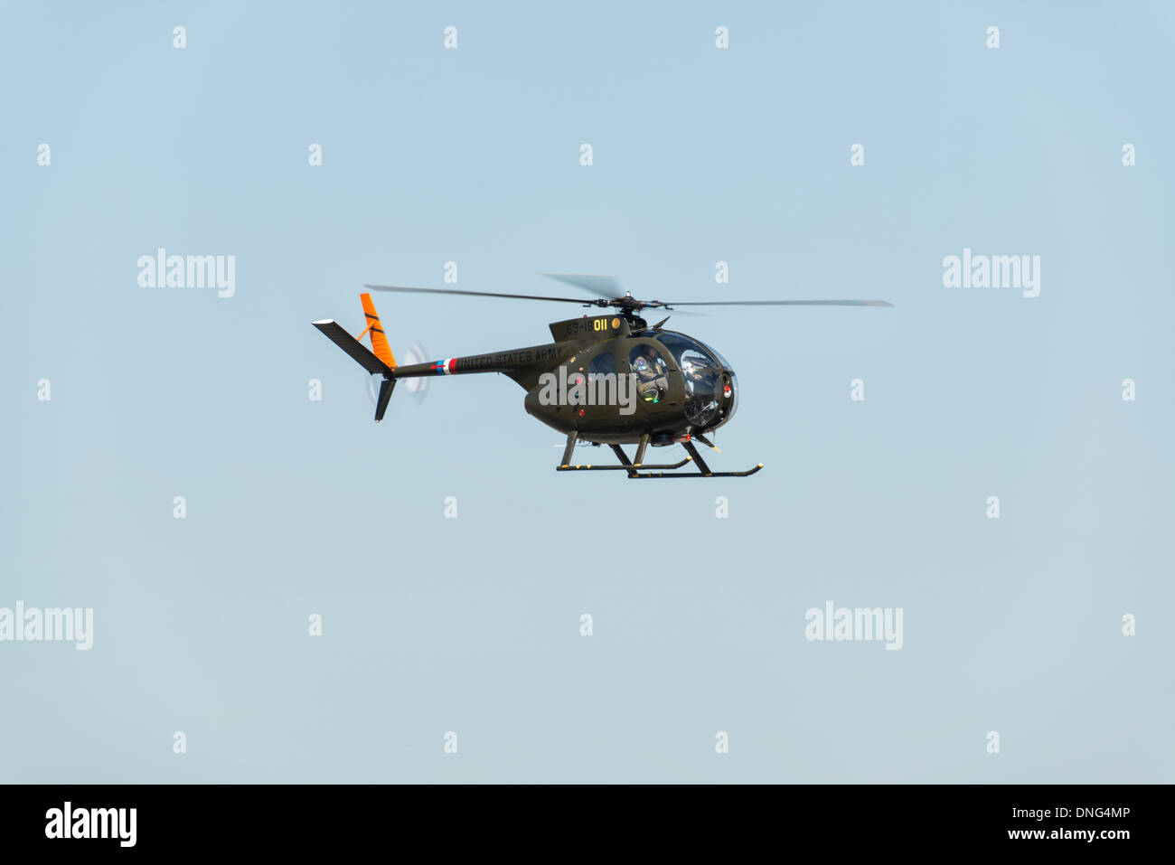 Hughes OH-6A Cayuse helicópteros ligeros de observación desde el civil Huey Team llega a Fairford para tomar parte en el RIAT 2013 Foto de stock