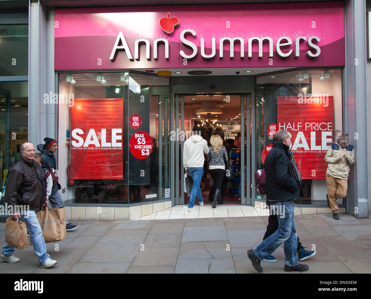 Manchester, Reino Unido, 27 de diciembre de 2013. Ann Summers vender barato  y sujetadores braguitas como cazadores de gangas dieron un inicio temprano,  ya que acudieron al centro de la ciudad de