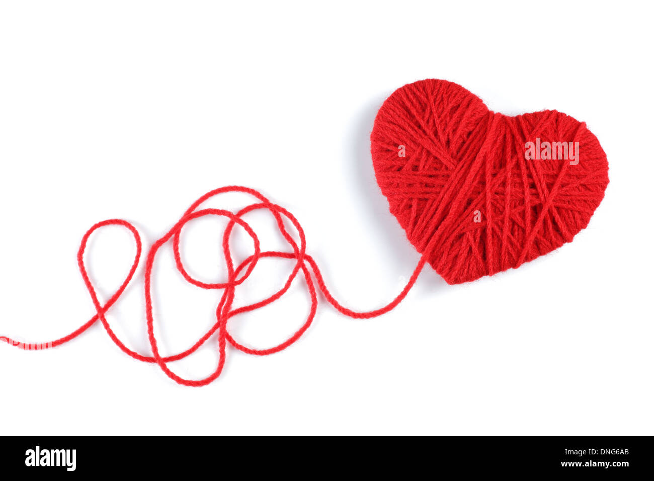 Símbolo con forma de corazón rojo de lana aislado sobre fondo blanco. Foto de stock