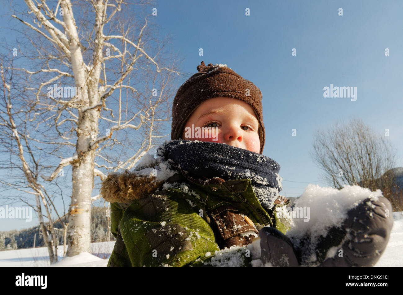 Un Bebé En Un Mono Cálido Se Para En Una Deriva De Nieve Durante Una Nevada  En El Parque. Imagen de archivo - Imagen de bebé, muchacho: 211750139