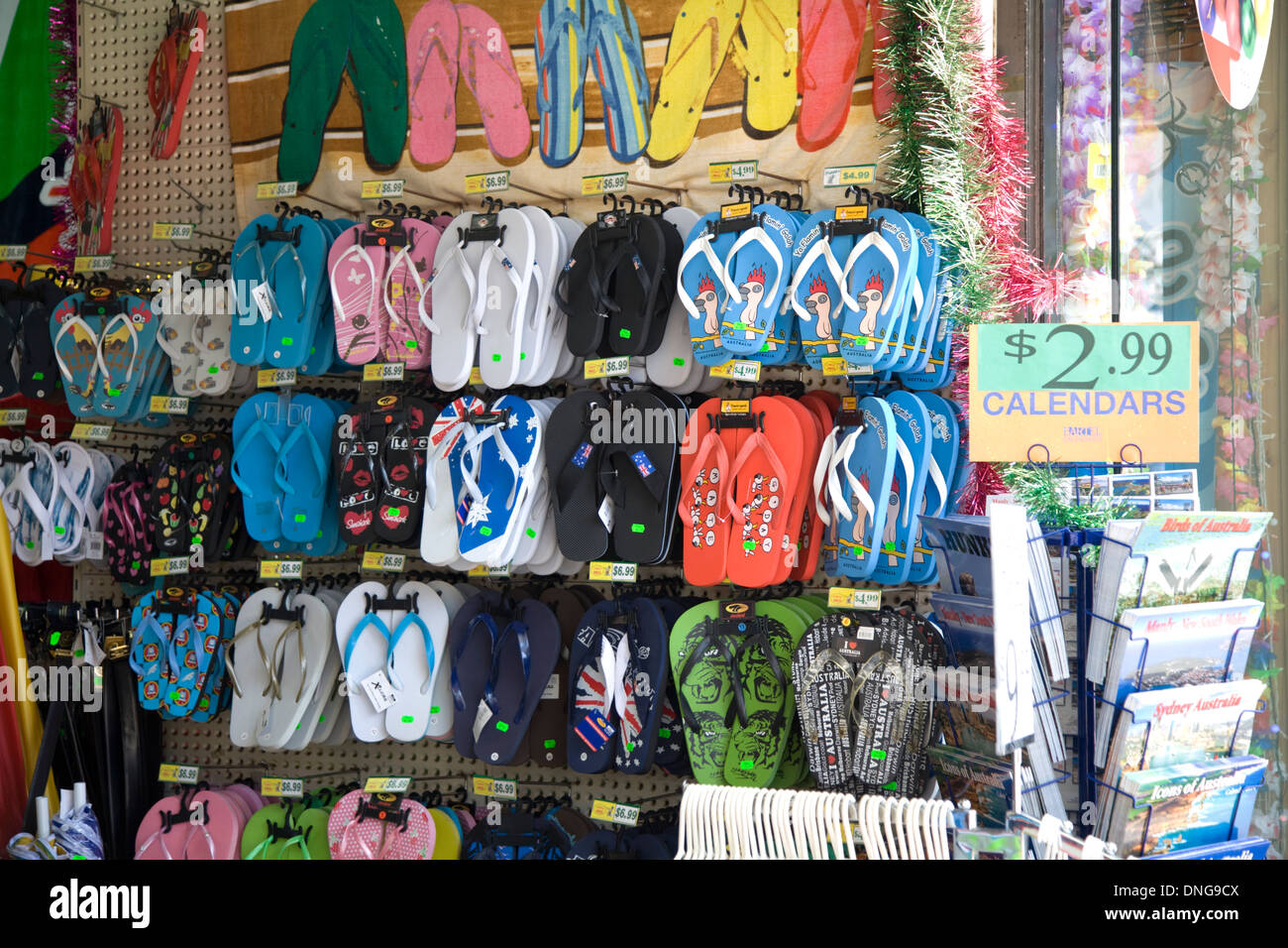 Chanclas o sandalias en venta en una tienda en Manly, Sydney Fotografía de  stock - Alamy