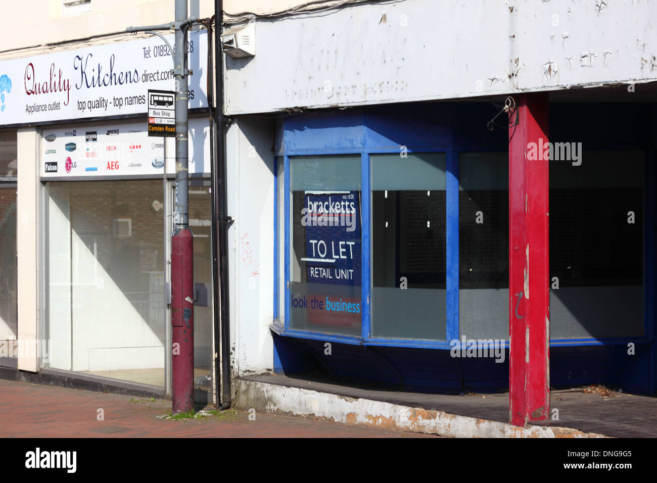 Tiendas vacías durante la recesión en Camden Road, Tunbridge Wells, Kent, Inglaterra Foto de stock
