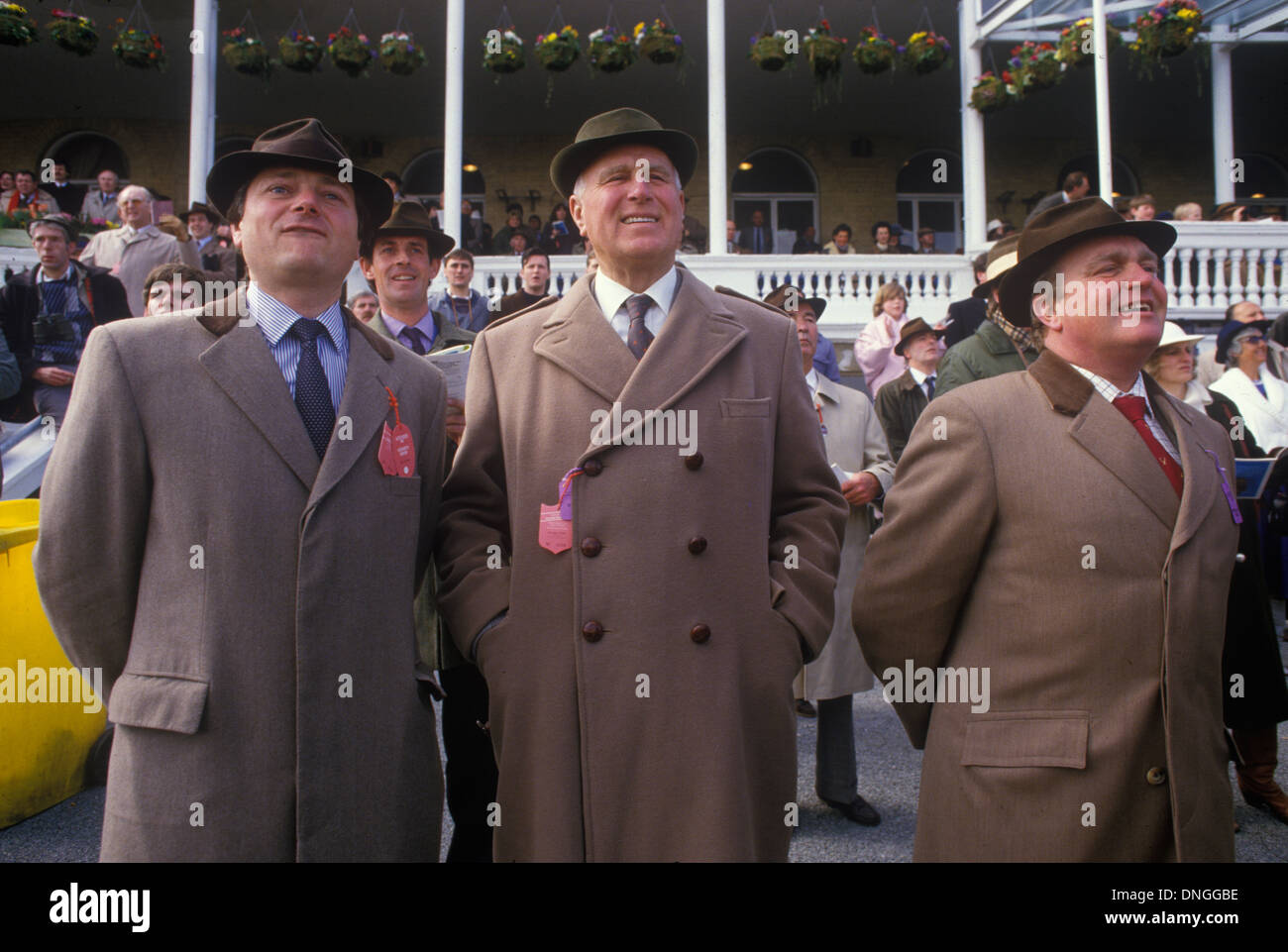 Hombres con tradición Cromie Coats con collares de terciopelo Aintree, Gran Reunión Nacional de la carrera de caballos. 1980. REINO UNIDO HOMER SYKES Foto de stock