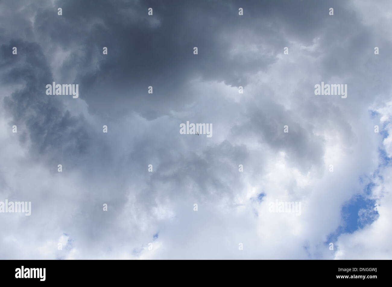 Avión en el cielo. Nubes muestra el clima cambiante. Foto de stock