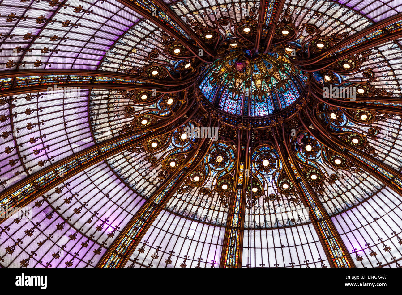 La cúpula de vidrio (construido en 1912) de los grandes almacenes Galeries Lafayette, París, Francia Foto de stock