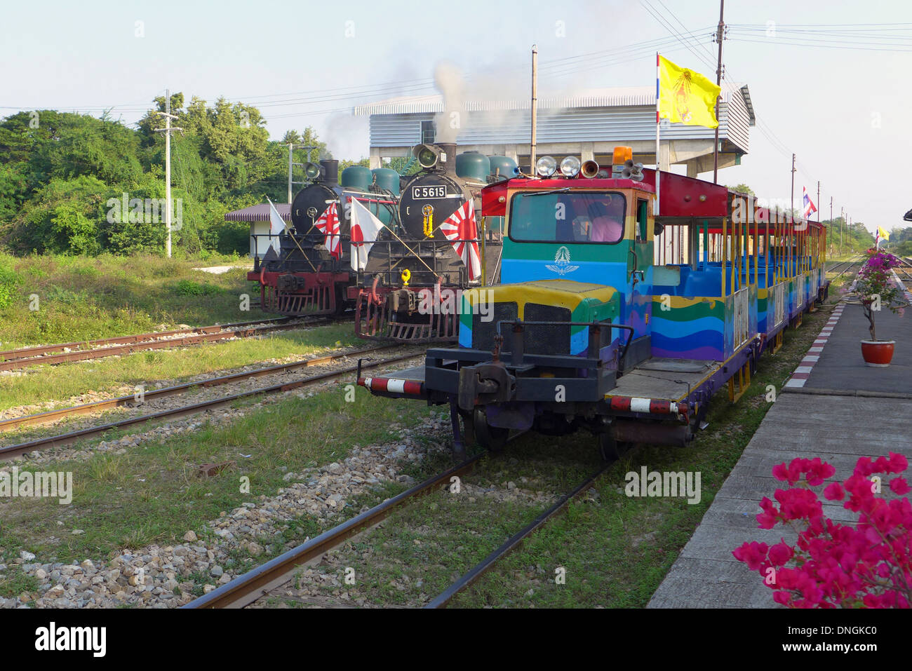 Tren turístico moderno vintage junto con dos locomotoras a vapor en Kanchanaburi, Tailandia Foto de stock