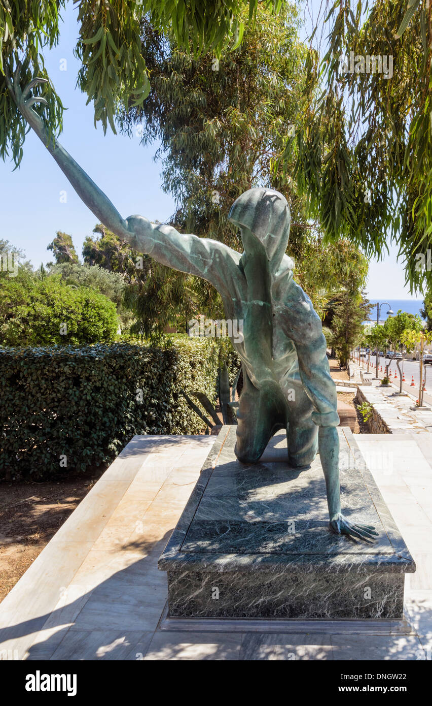 Escultura de bronce de una persona gateando, cerca de la iglesia de Panagia Evangelistria, Tinos Tinos, Ciudad Isla, Cyclades, Grecia Foto de stock