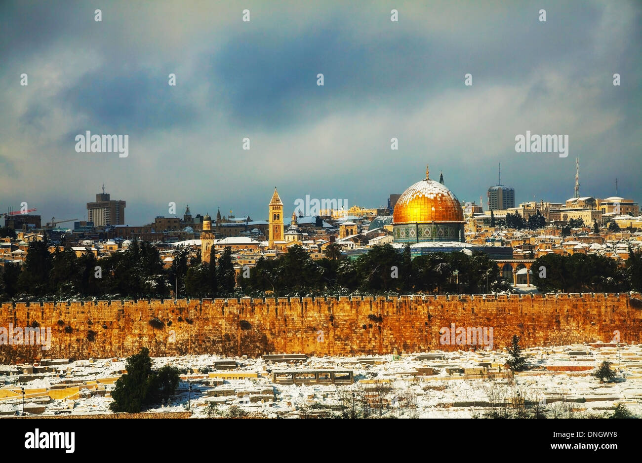 Panorama de la Ciudad Vieja de Jerusalén, Israel con la mezquita de cúpula dorada Foto de stock