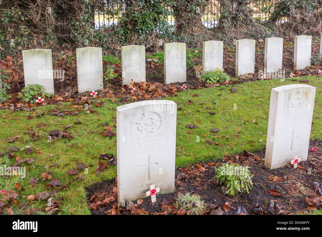 Las tumbas de guerra aliado y enemigo de los Aviadores muertos en la Segunda Guerra Mundial y fue sepultado en el cementerio de East Yorkshire Brandesburton UK Foto de stock