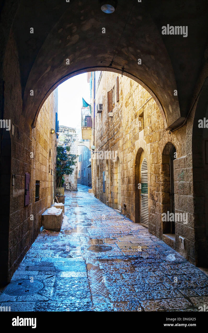 Calle angosta en la Ciudad Vieja de Jerusalén, Israel Foto de stock