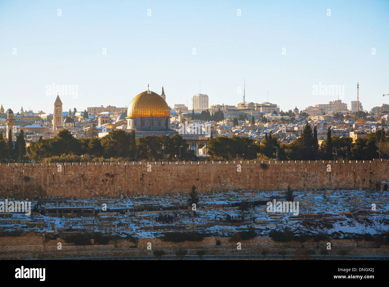 Panorama de la Ciudad Vieja de Jerusalén, Israel con la mezquita de cúpula dorada Foto de stock