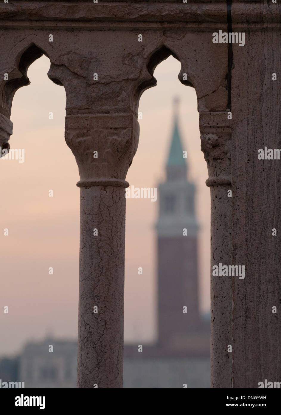 San Giorgio Maggiore borrosa vista Tower a través de pilares del puente de piedra Foto de stock