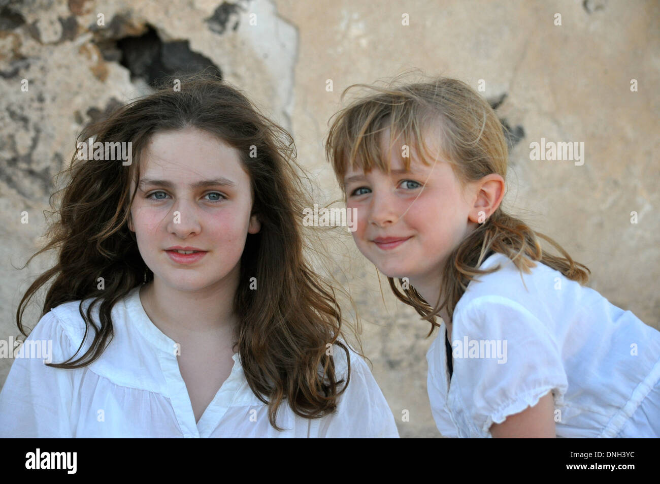 Retrato de dos hermanas con diferente color marrón y el pelo rubio para ilustrar la rivalidad entre hermanos Foto de stock