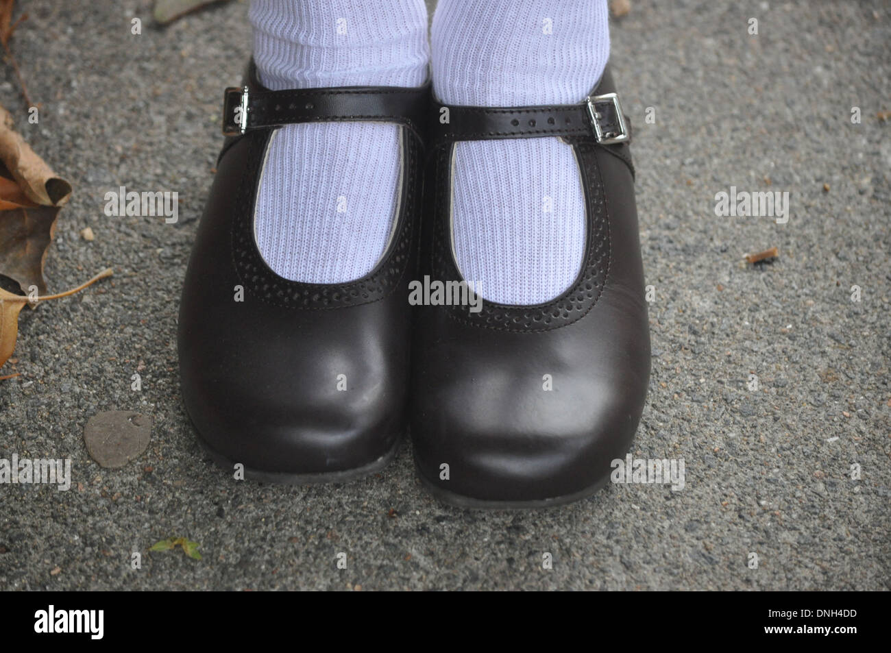 School shoes fotografías e imágenes de alta resolución - Alamy