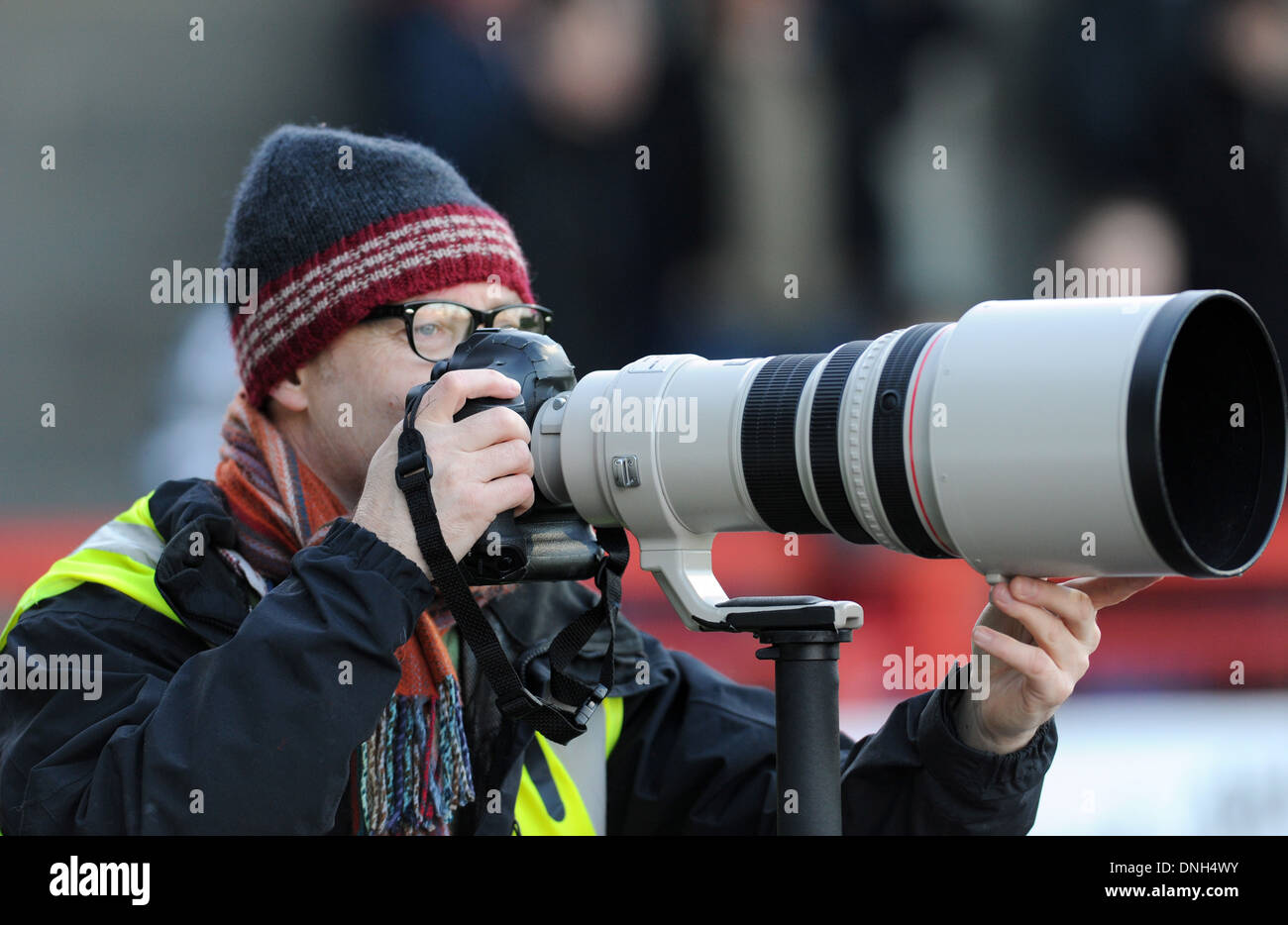 Fotógrafo profesional de deportes James Boardman utilizando una cámara  Canon y lente teleobjetivo 400mm Fotografía de stock - Alamy