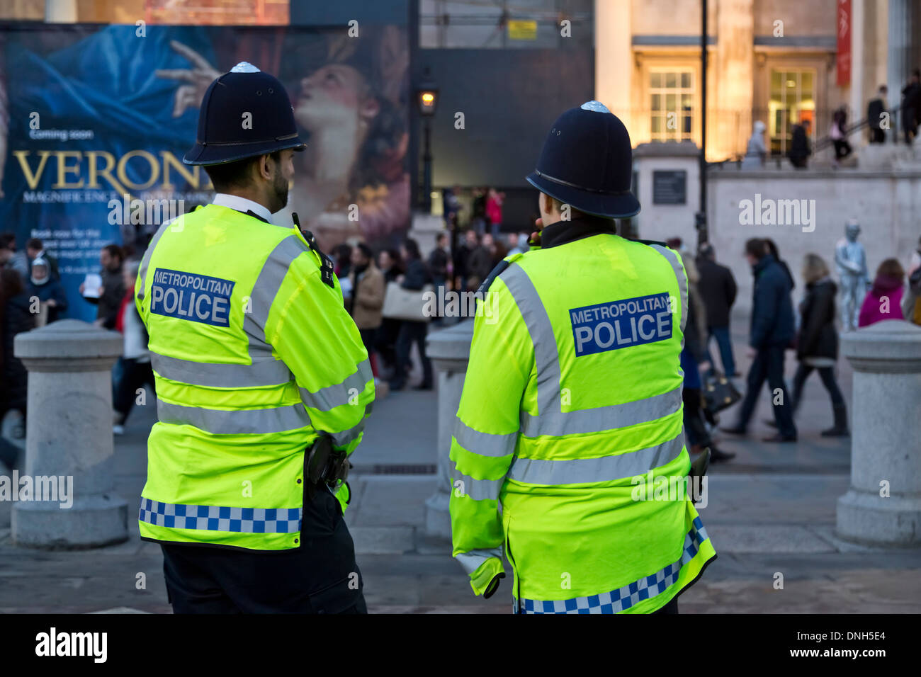 Funcionarios de la policía metropolitana a patrullar las calles de Londres, Inglaterra Foto de stock