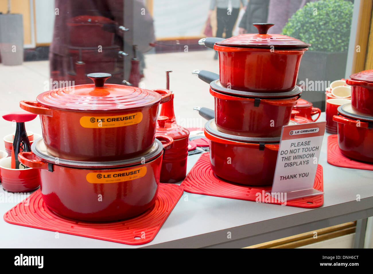 Le Creuset francesa fabricante de utensilios de hierro fundido esmaltado  ollas y sartenes salsa tagines Fotografía de stock - Alamy