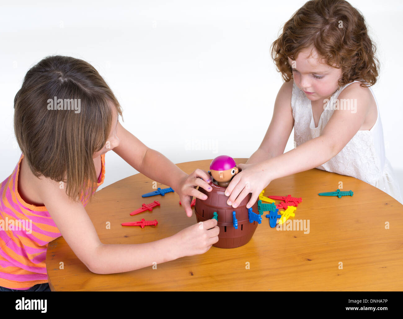 Niños jugando Pop-up juego pirata por Hasbro Foto de stock