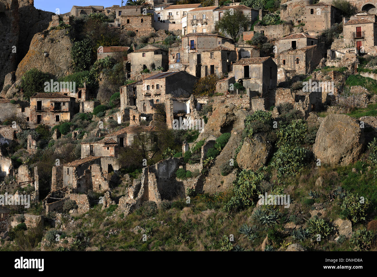 Aldea abandonada en las zonas rurales del sur de Italia,Pentidattilo Calabria. Foto de stock