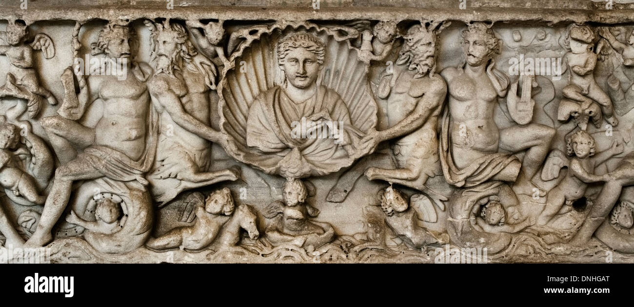 Sarcófago romano con la representación de todas las criaturas del mar 230 AD Roma Italia Foto de stock