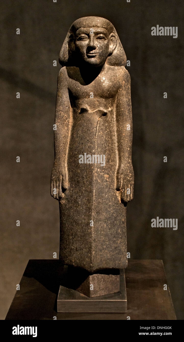 Perseguía permanente la figura de un hombre vestido con una larga falda 13 Dinastía egipcia Egipto 1750 A.C. Foto de stock