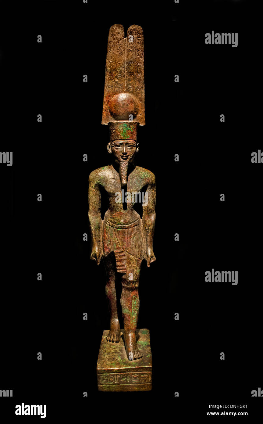 Tríada Divene : Amun con una corona de plumas ( Mut y Khonsu ) 700-600 A.C. Egipto Egipto Foto de stock