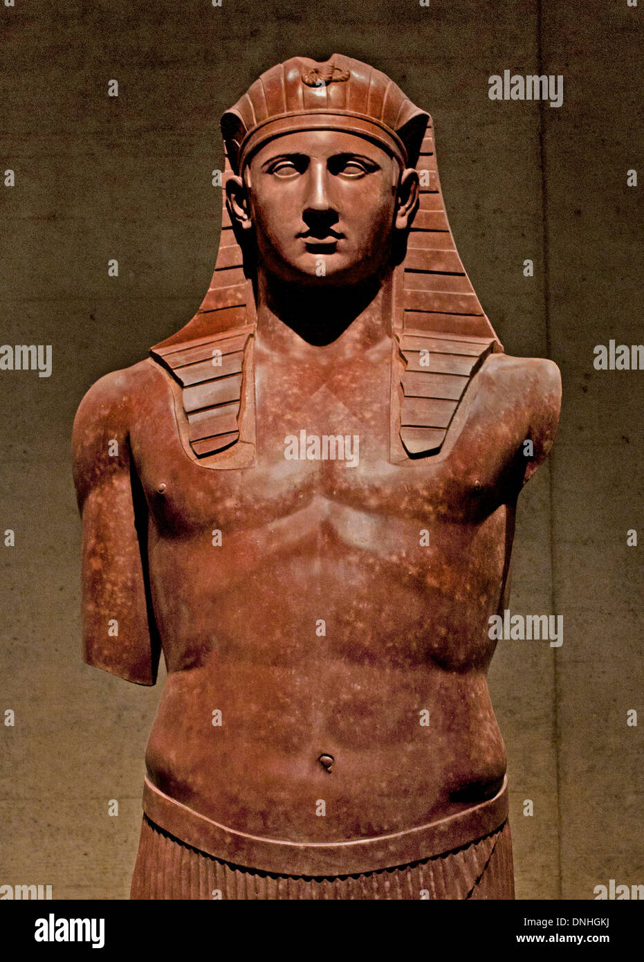 Egyptianized la figura de Antínoo, un favorito del emperador Adriano. Mármol de Villa Adriana de Tivoli 135 AD Egipcia en Italia Foto de stock