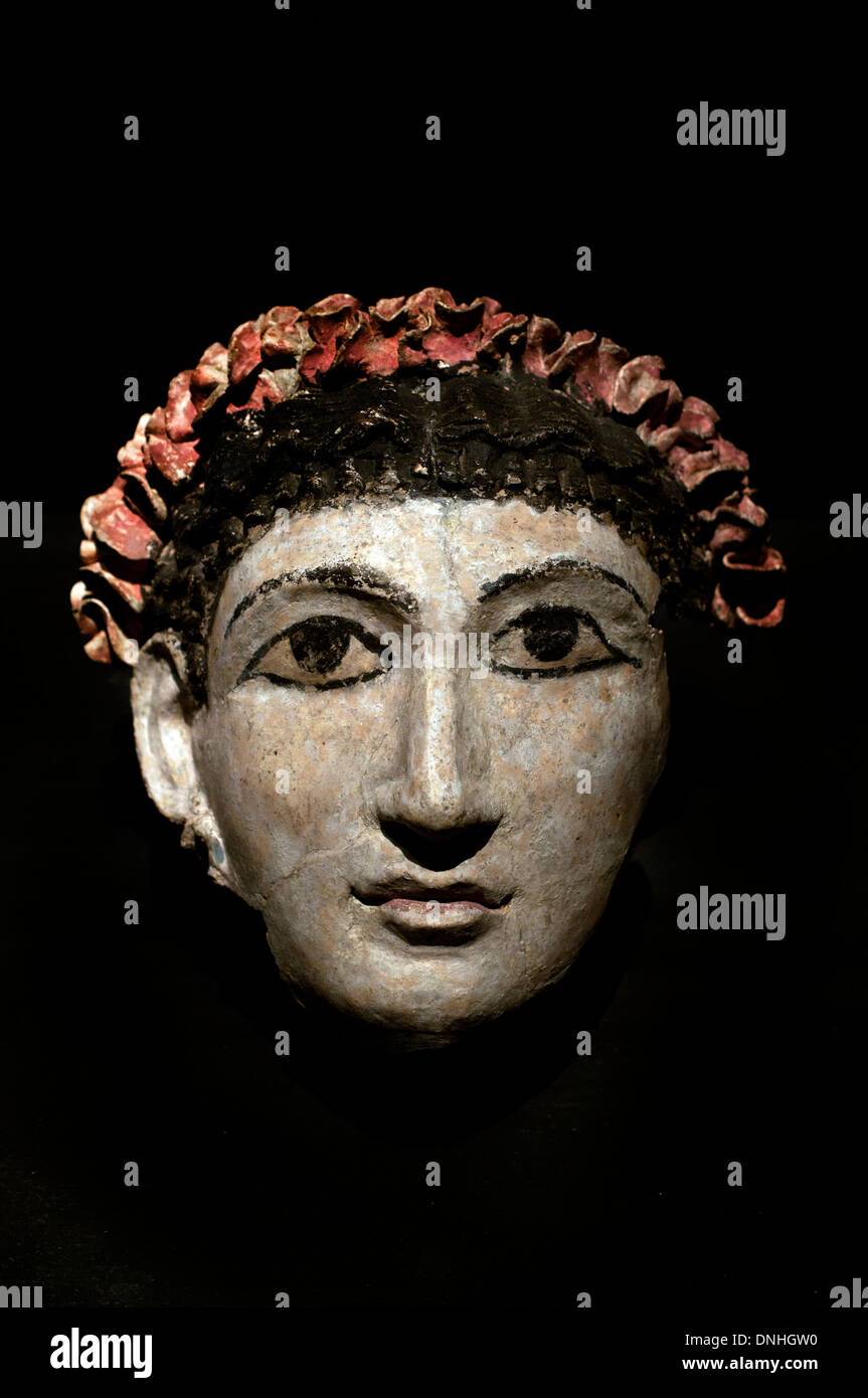 Máscara de momia mujer con una corona de flores la época romana de Egipto Egipto 100 A.C. Foto de stock