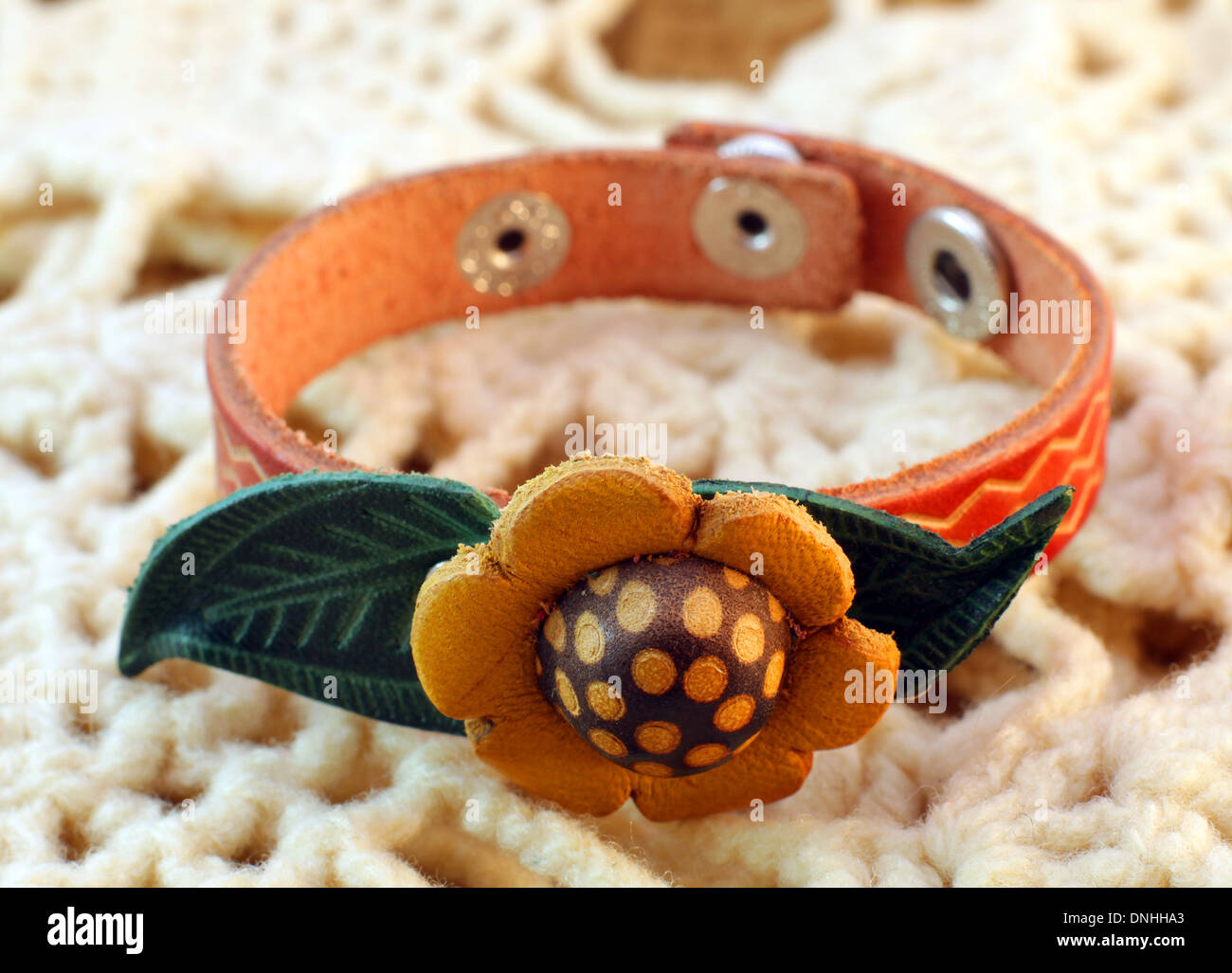 Pulsera de cuero artesanales étnicas con una flor en una Tejedora antecedentes Fotografía de stock -