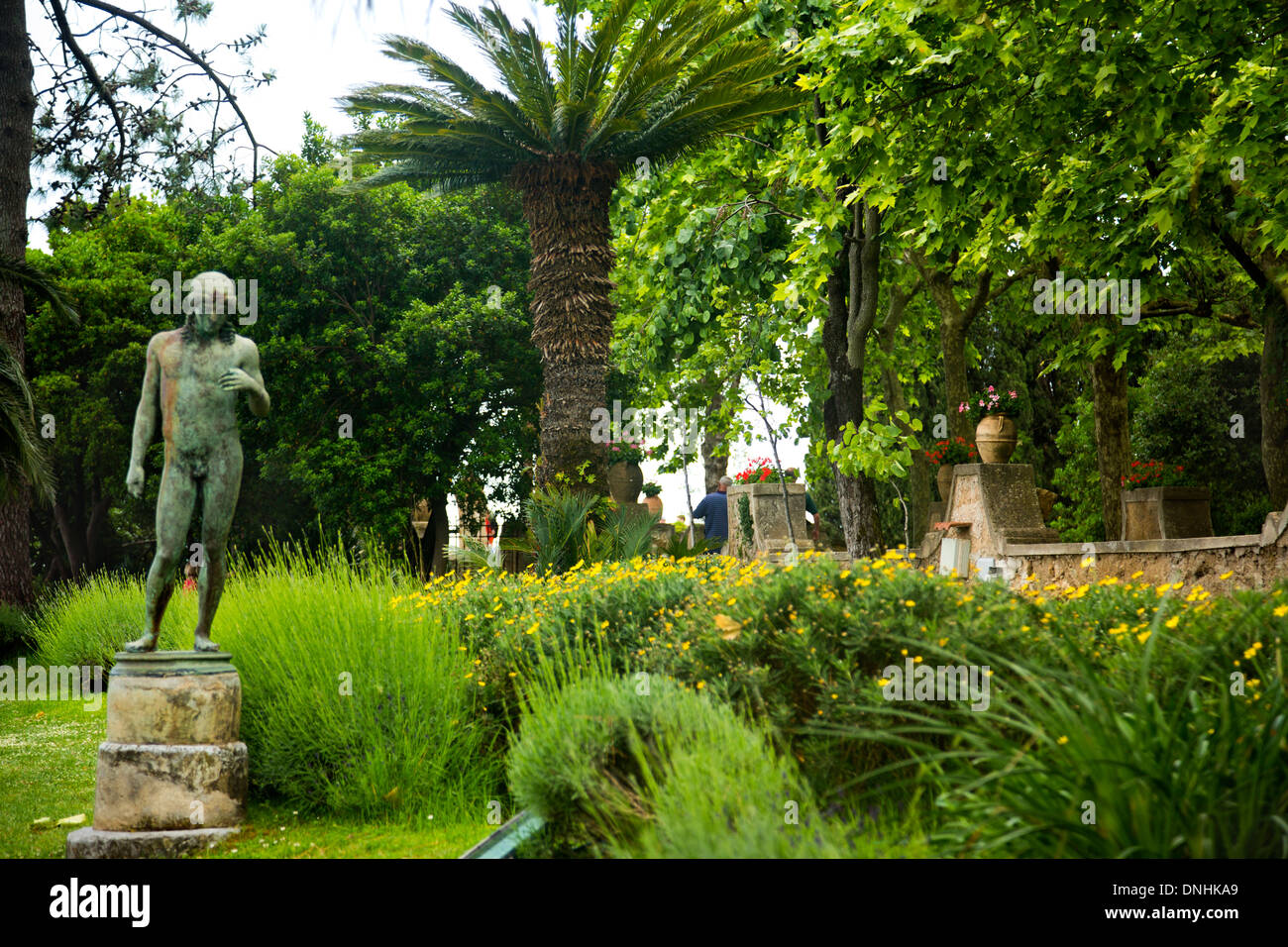 Estatua en un jardín, Villa Cimbrone, Ravello, provincia de Salerno, Región de Campania, Italia Foto de stock