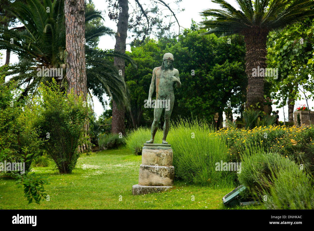 Estatua en un jardín, Villa Cimbrone, Ravello, provincia de Salerno, Región de Campania, Italia Foto de stock