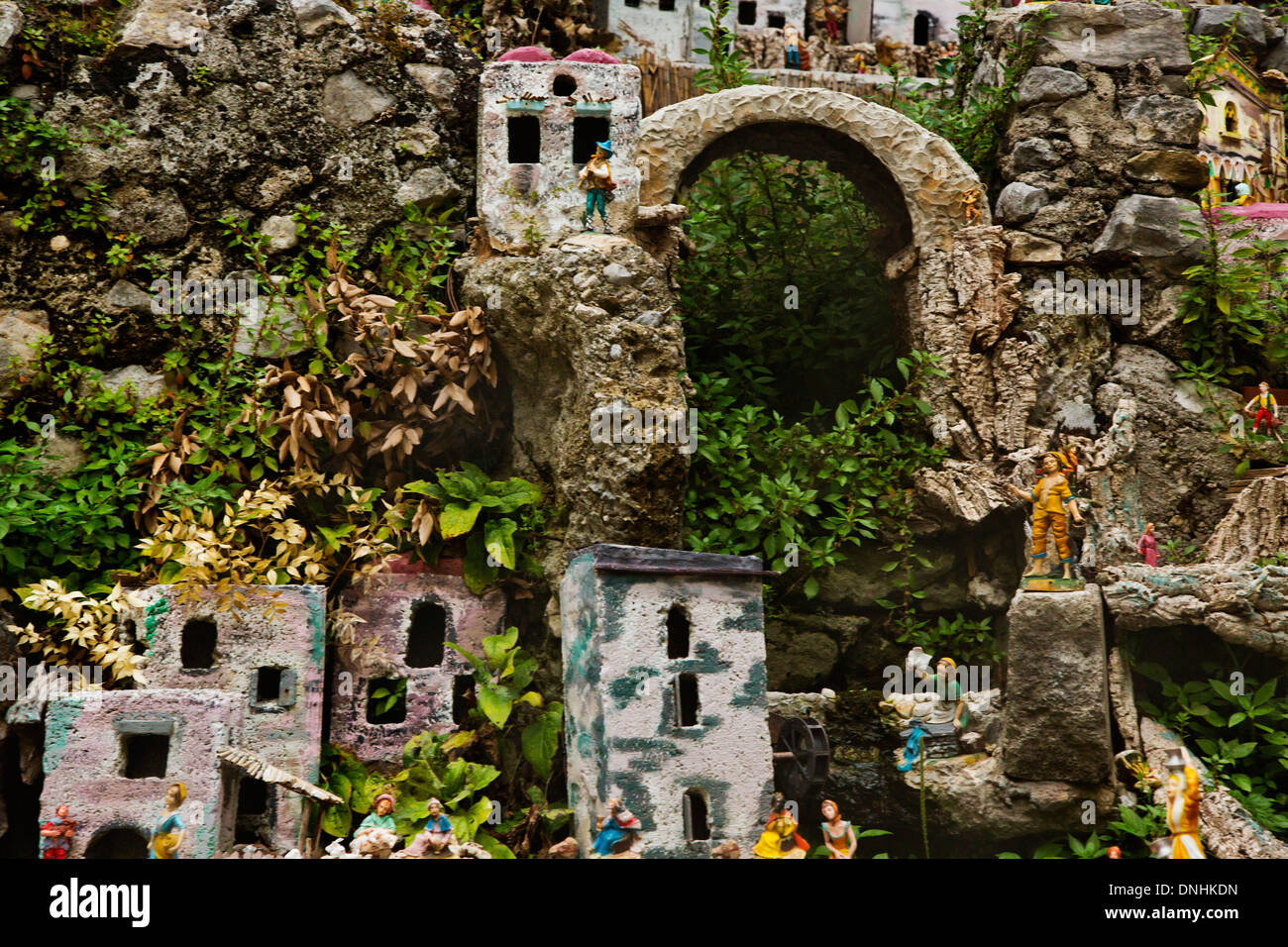 Casas de miniatura en las rocas, Amalfi, provincia de Salerno, Región de Campania, Italia Foto de stock