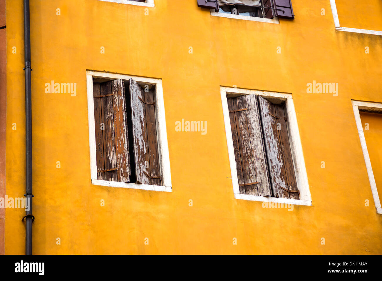 Ángulo de visión baja de un edificio residencial, Venecia, Véneto, Italia Foto de stock