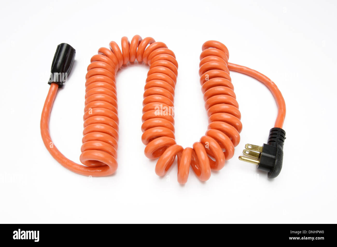 Un cable de alimentación eléctrica en espiral naranja sobre un fondo blanco. Foto de stock