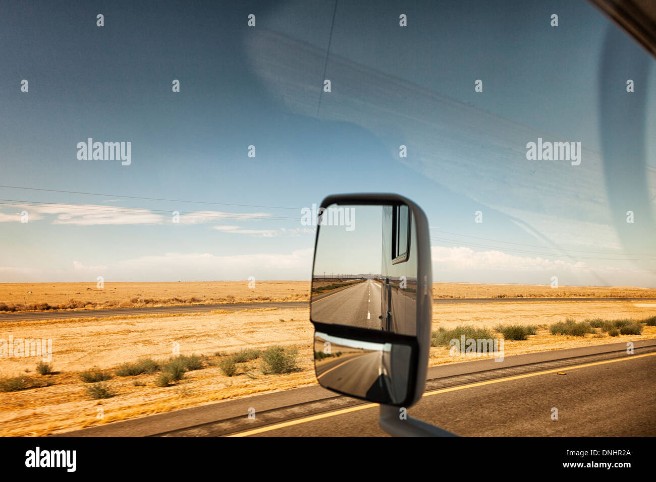 Carretera vacía -Conducir a través del desierto de Mojave, California, EE.UU. Foto de stock