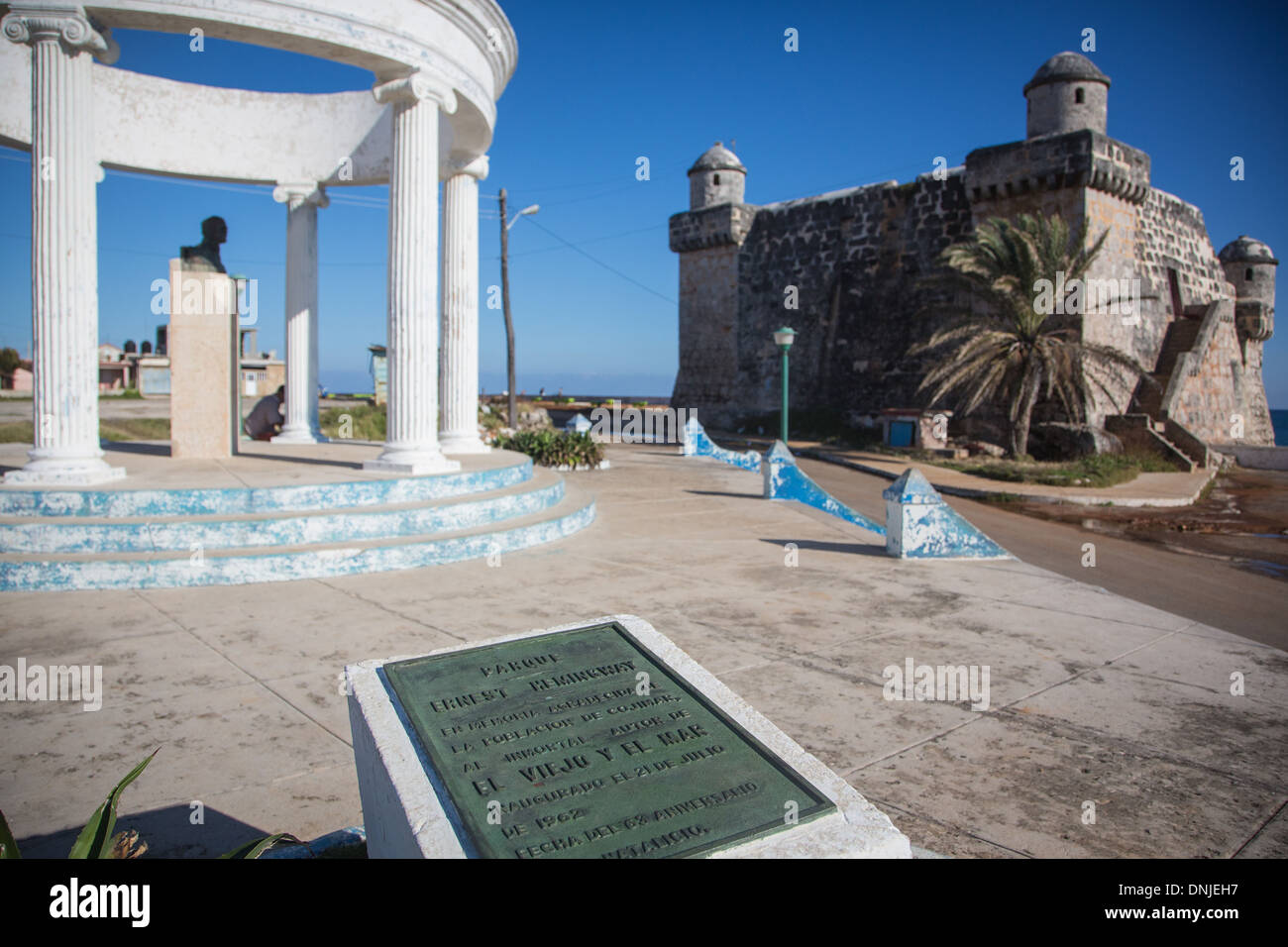 Monumento en honor de Ernest Hemingway (1899-1961), escritor y periodista estadounidense, cerca de la fortaleza de Cojimar, pequeño pueblo pesquero al este de La Habana, desde donde el escritor le gustaba salir a pescar en el mar, la inspiración de su libro "El antiguo M Foto de stock