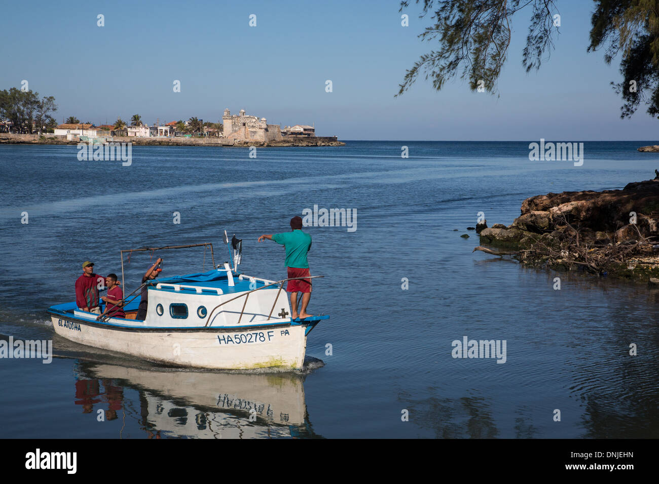 Barco de pesca REGRESAR AL PUERTO EN FRENTE DEL FUERTE DE COJIMAR, pequeño pueblo pesquero AL ESTE DE LA HABANA DONDE Ernest Hemingway solía salir a pescar en el mar, la inspiración de su libro "EL VIEJO Y EL MAR", Cuba, la CARIBBEA Foto de stock