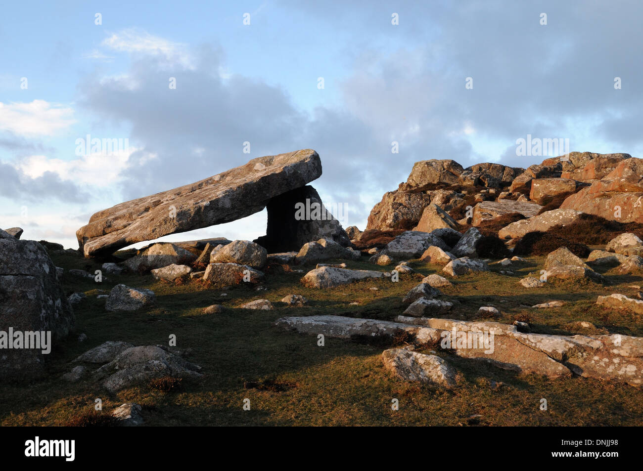 Coetan Arthur cámara mortuoria del neolítico en los acantilados de St Davids Cabeza en tarde luz Gales pembrokeshire Cymru REINO UNIDO GB Foto de stock
