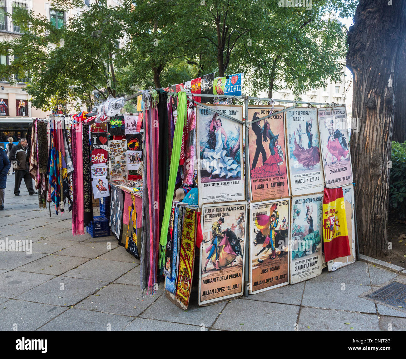 Vista del colorido típico souvenir calar en Madrid, España, venta de  pashminas, bufandas, camisetas y carteles de las corridas de toros y  flamenco Fotografía de stock - Alamy