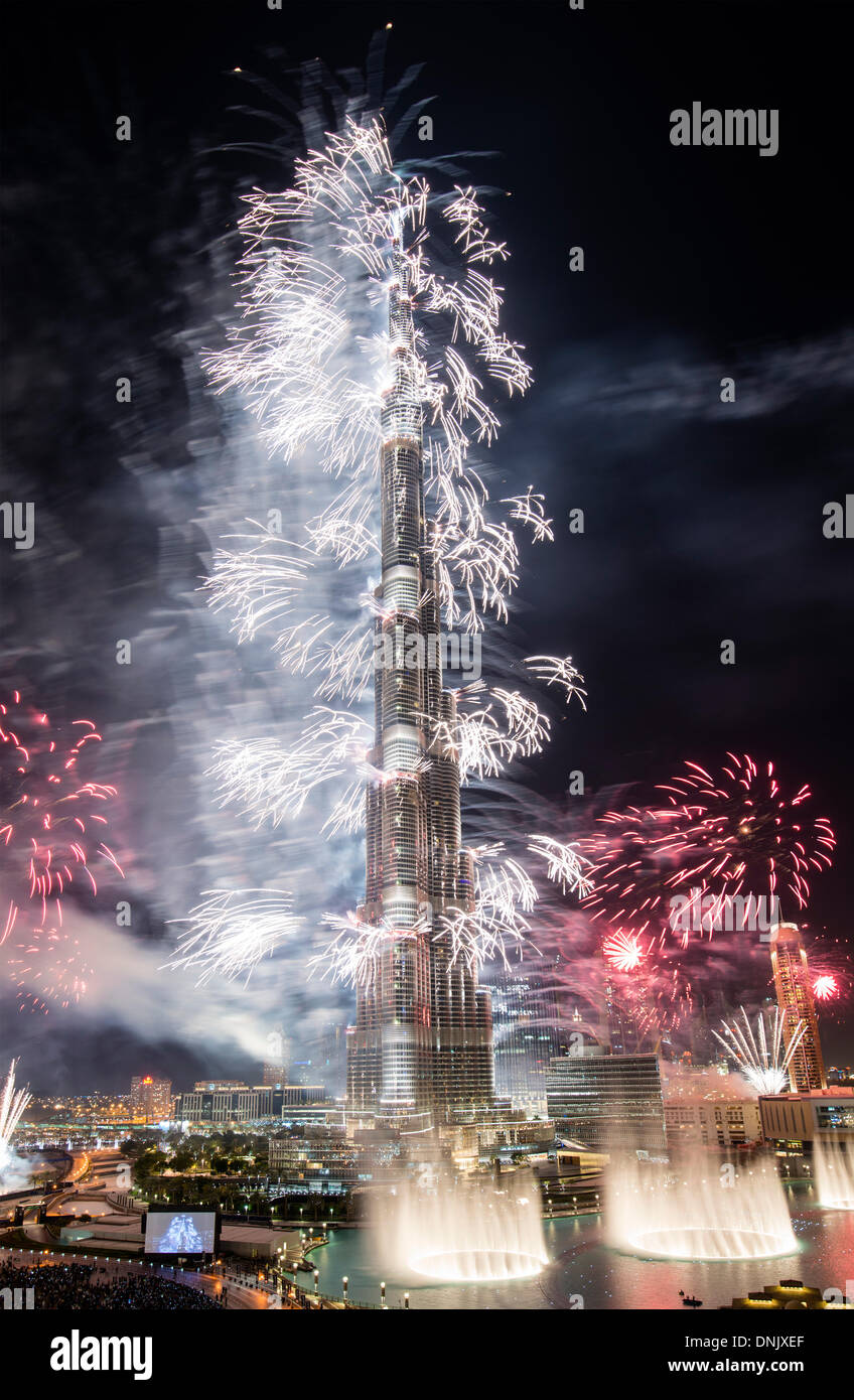 Dubai, Emiratos Arabes Unidos, el 1 de enero de 2014; y espectacular castillo de fuegos artificiales en la torre Burj Khalifa en Dubai para celebrar el Año Nuevo Crédito: Iain Masterton/Alamy Live News Foto de stock