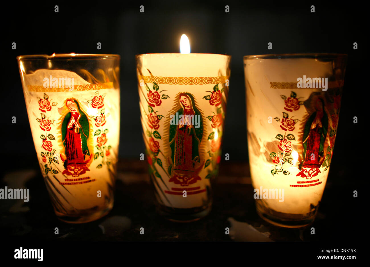 Velas con la imagen de Nuestra Señora de Guadalupe, velas, la capilla de la  Virgen del Rosario, la iglesia de Santo Domingo, Puebla, México Fotografía  de stock - Alamy