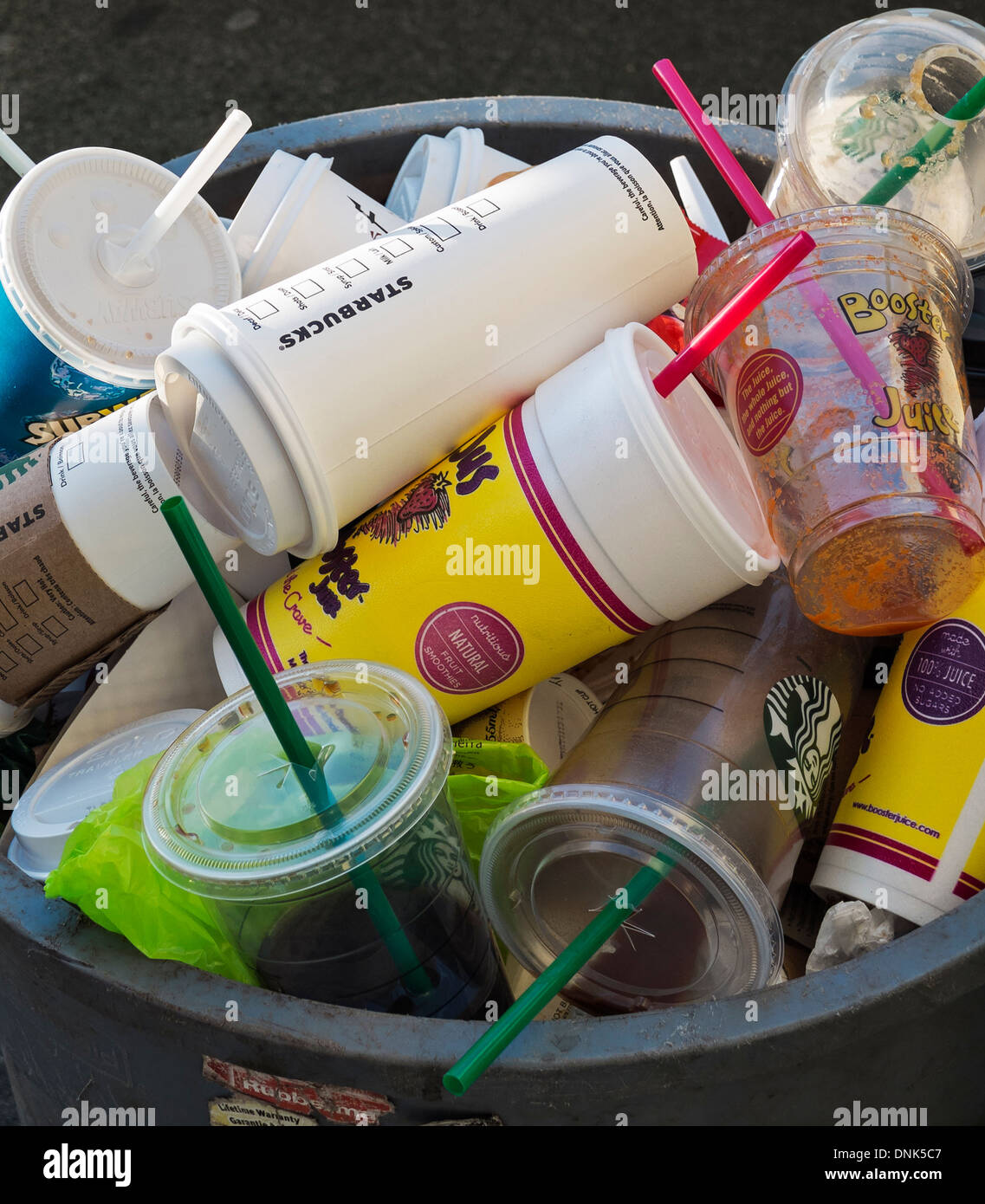 Basura en la ciudad: beba envases desechados en un cubo de basura, Vancouver, Canadá Foto de stock